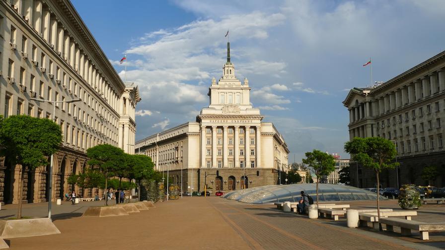 Парламентарно представените партии реагираха на изказване на Радев за Украйна