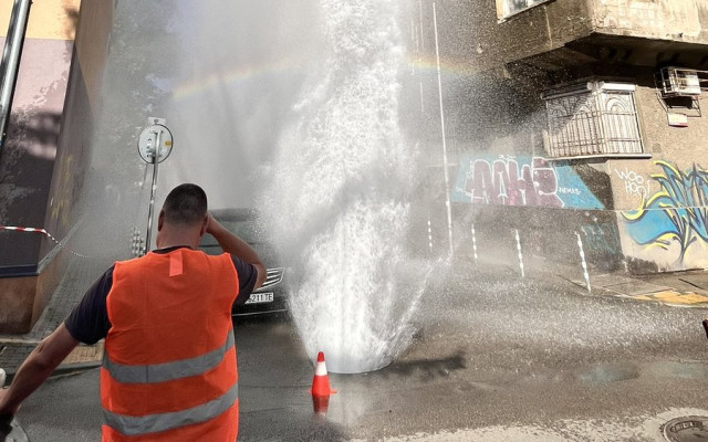 20-метров гейзер с гореща вода бликна в София