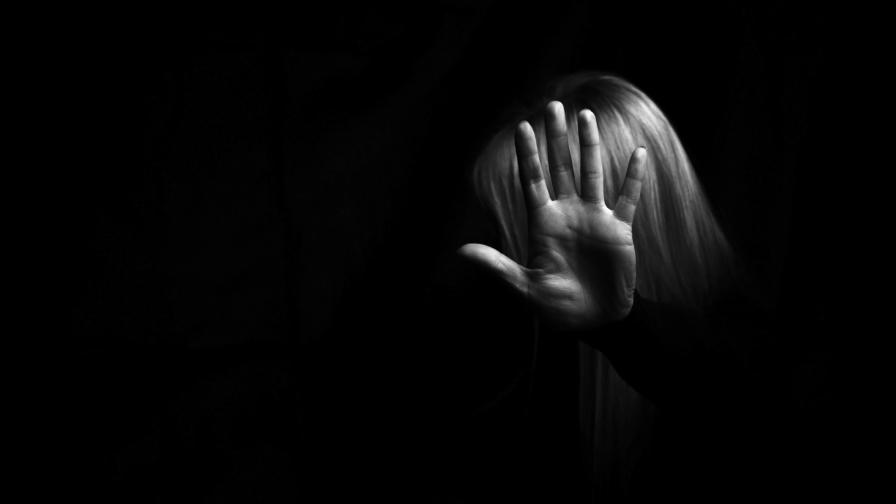Баща преби 16-годишната си дъщеря в Трън