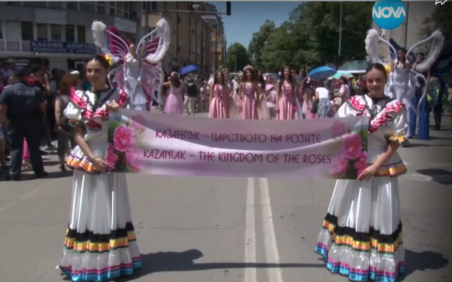 Празнично шествие премина по улиците на Казанлък за Деня на розата (ВИДЕО)