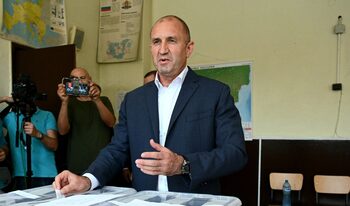 Радев предупреди политиците, че могат да го принудят да предложи алтернатива с партия