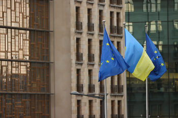Еврокомисията предложи украинските бежанци да останат в ЕС до 2026 г.