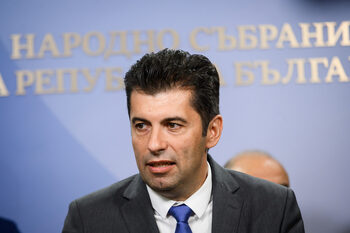 Кирил Петков смята, че Пеевски изнудва Борисов за министри