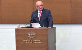 Главчев официално пита парламента той или Радев да отиде на срещата на НАТО