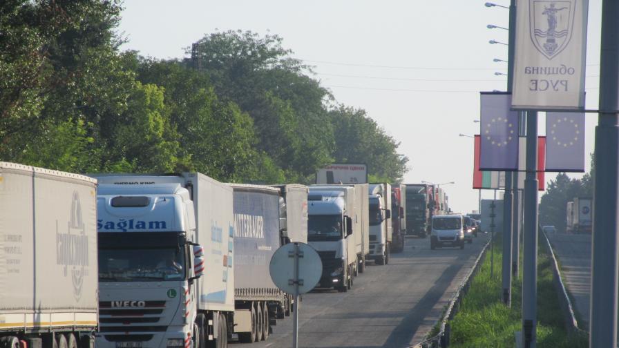 Опашки и дълго чакане на „Дунав мост”, огромна колона от тирове от румънска страна