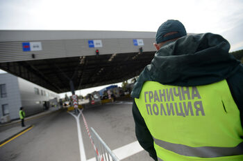 Няколко мигранти са настанени в болница след катастрофа в района на Петолъчката