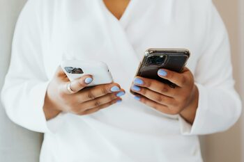Младото поколение заменя смартфоните с “прости телефони”