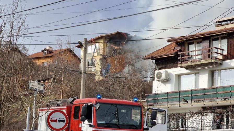 Директорът на СДВР: Огънят в Банкя все още тлее