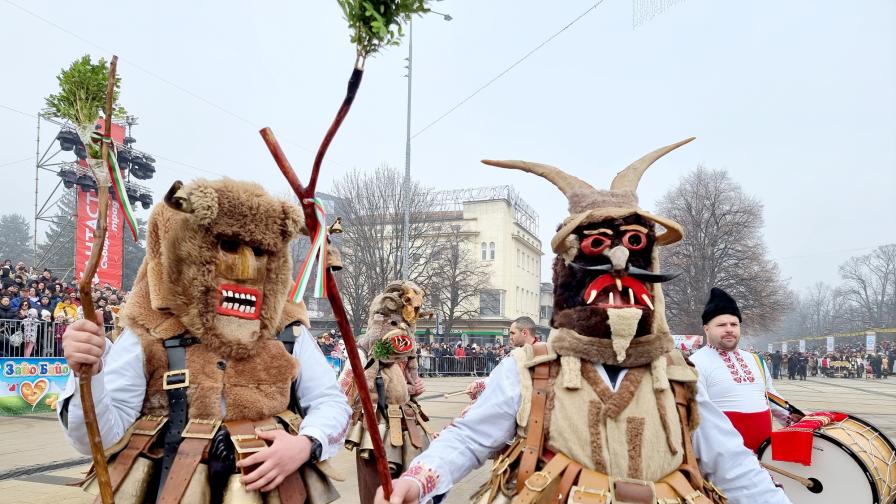 Голям брой гости и участници на втория ден на "Сурва" в Перник (СНИМКИ)