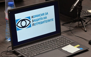 “Безпринципно решение”: Комисията за потребителите попита регулатор защо защитава телекомите
