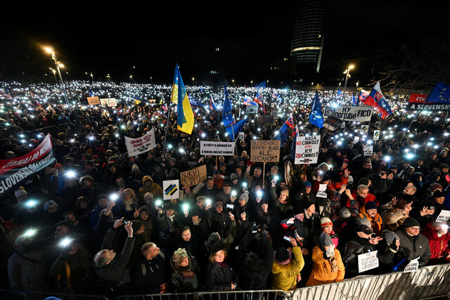 Снимка на деня: Десетки хиляди протестираха срещу правителството на Фицо в Словакия