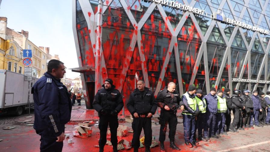 След протеста на “Възраждане”: Гледат мерките на обвинените за вандализма