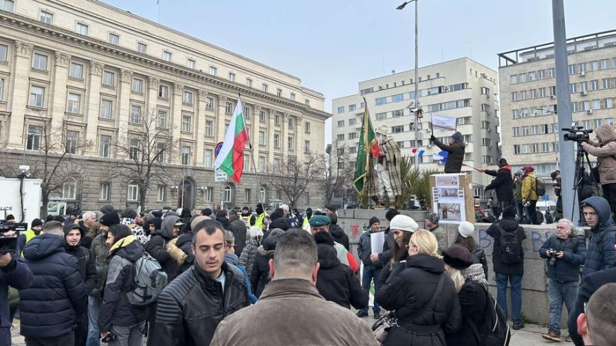 Нов протест на „Възраждане” в и пред Народното събрание, има арестувани