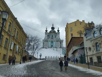 “Нормалност” под дъжд от ракети и дронове: скритата битка за Киев