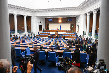 Парламентарната зала се опразни, когато Костадинов започна да чете декларация на “Възраждане”