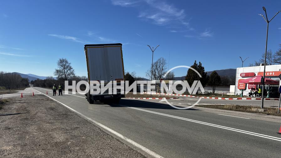 Откачено ремарке блокира Подбалканския път