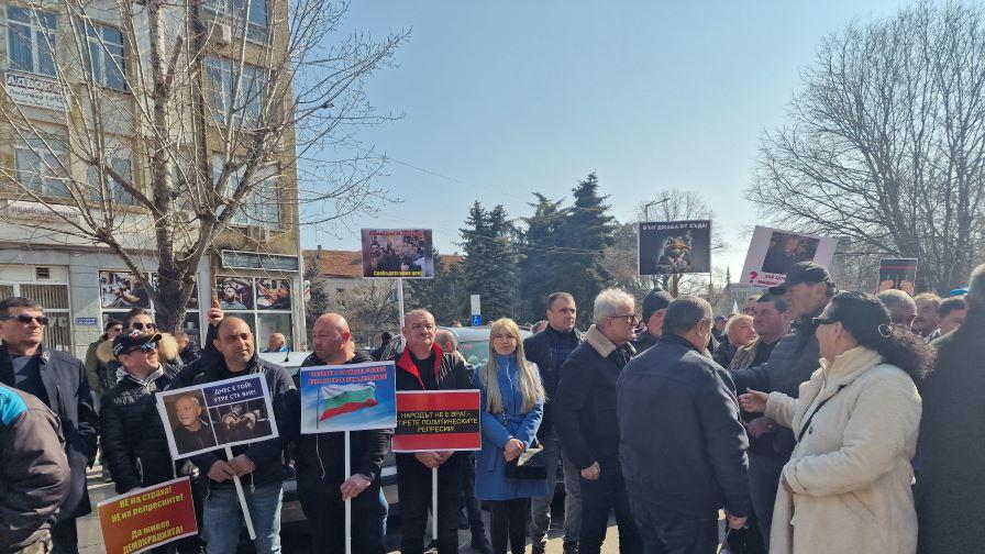 Протест пред съда в Хасково докато гледат мярката на кмета на Минерални бани