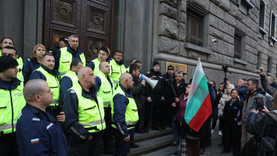 Протест в “триъгълника на властта” срещу изборните нарушения