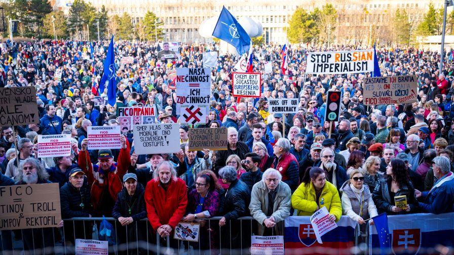 “Срамота!”, “Словакия е Европа!”: Протестите срещу Роберт Фицо продължават