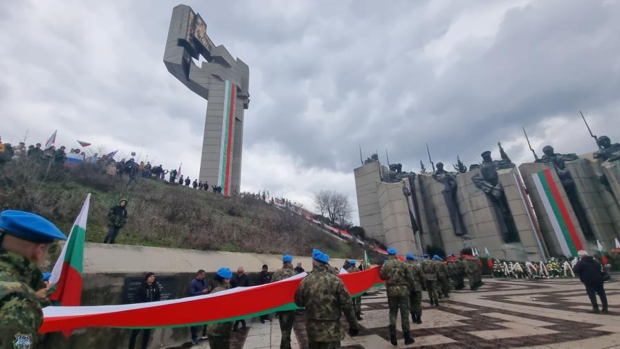 Честваме 3 март: В кой край на България пренесоха на ръце 300-метров трибагреник 