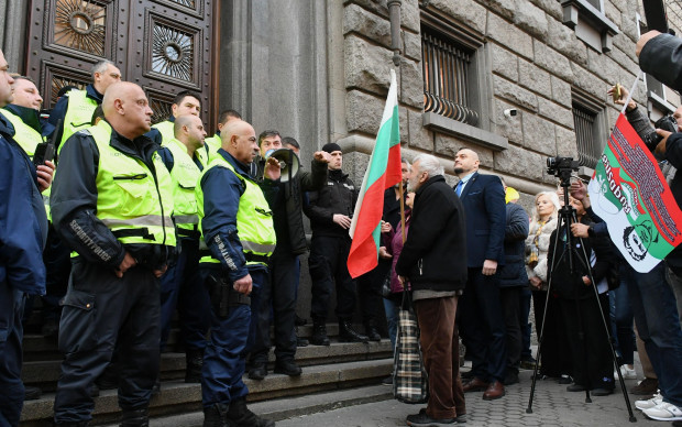 Протестиращи искат оставка на ЦИК, окупираха входа на НС