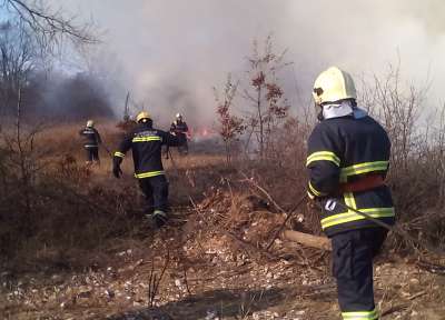 28 пожара в сухи треви и храсти гасиха в монтанско