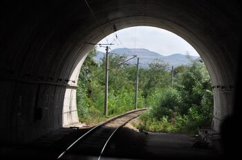 Тръбите на най-дългия жп тунел в България са на вълни и поддават, започва ново укрепване