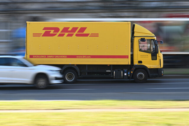 Бизнес глобус: DHL ще съкрати 8 хил. работни места; Петролът падна до рекордно ниско ниво; Корабните компании напускат Хонконг