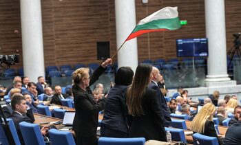 “Пазят мнозинството и угаждат на Пеевски”: управляващите не пускат МЕЧ и “Величие” в комисиите