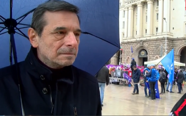 Манолов: Не са преведени заплатите на протестиращите от градския транспорт