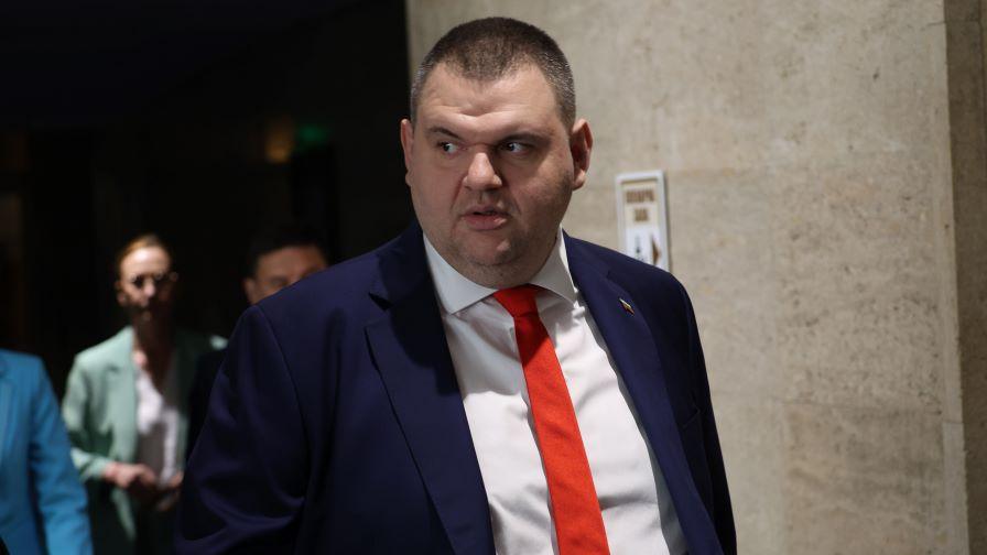 Пеевски предложи да няма субсидии и офиси за партии, чиито лидери са с обвинения