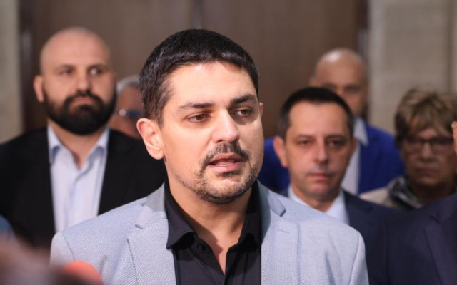 Радостин Василев за скандала в НС: Те дори не се бият като хората, по-добре парламентът да почива