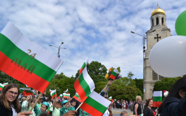 Политиците поздравиха българите за 24 май