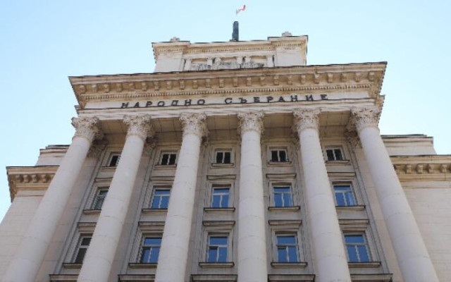 Държавата завря: Как ще гласуват партиите, ако референдумът за еврото стигне до пленарна зала ОБЗОР