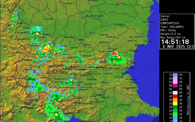 Опасни гръмотевични бури и поройни дъждове в няколко района у нас