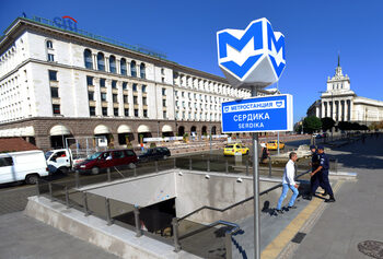 Заплатите на служителите в метрото също ще бъдат увеличени