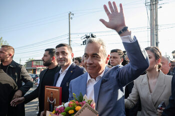 Кандидатът на националистите води на президентските избори в Румъния