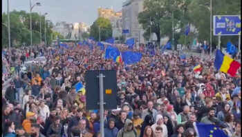Хиляди участват в мирно шествие в Букурещ в подкрепа на европейските ценности