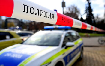 Мъж блъсна колата на бившата си съпруга, нападна я с чук и пистолет