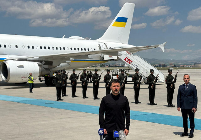 Снимка на деня: Украинският президент Зеленски пристигна в Анкара за срещата с Ердоган