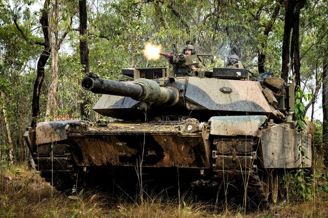 Войната | Австралийски танкове Abrams изненадващо потеглиха за Украйна