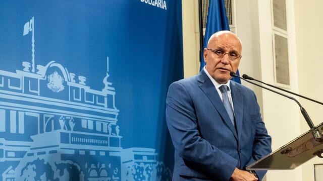 Бизнес закуска: Гуверньорът Радев уверен за еврото; Кметът Терзиев притеснен за боклука