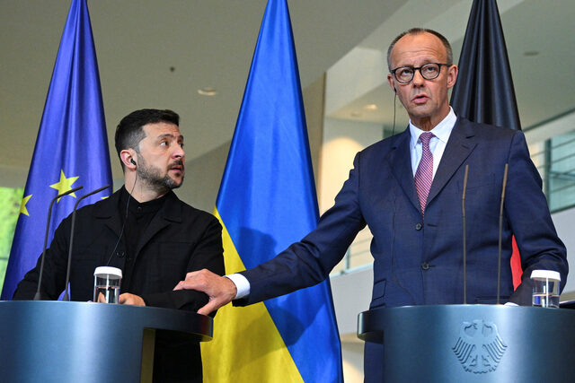 Снимка на деня: Украинският президент Зеленски е на посещение в Германия