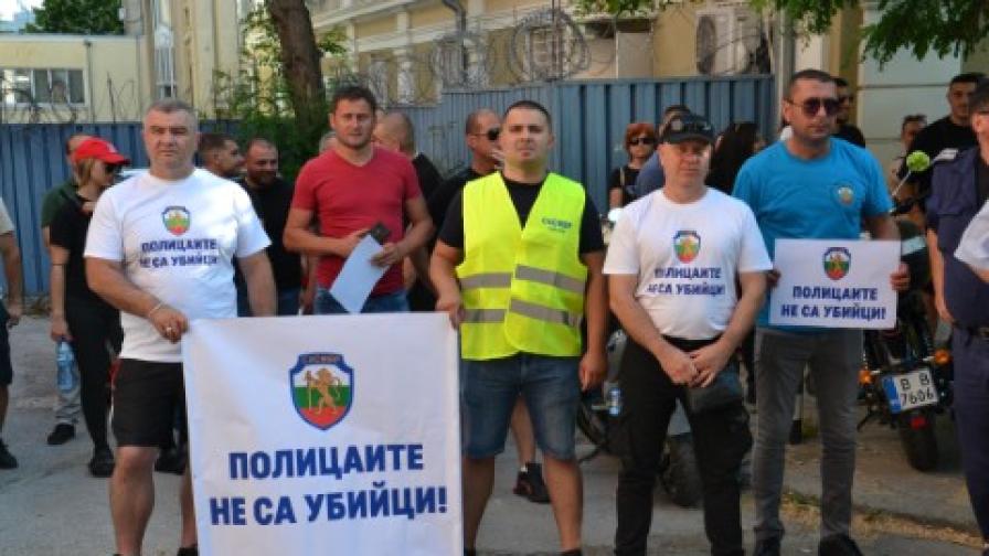 „Полицаите не са убийци”, протест в подкрепа на полицаите, арестували Явор