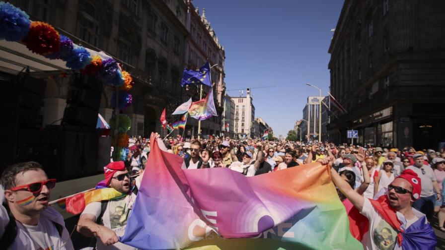 200 000 на ЛГБТ+ парада в Будапеща въпреки забраната на Орбан (СНИМКИ)