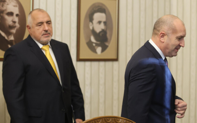 Борисов: Евакуираме хора с граждански полет, защото Радев непрекъснато лети. Президентът: Цинично и невярно