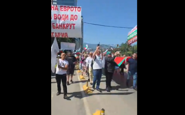 НА ЖИВО Протестът на "Възраждане" пред централата на ГЕРБ в София