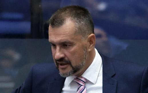 Калоян Методиев: Гавра! Киселова и Добрев се повозиха със 110-местния държавен "Еърбъс" до Баку