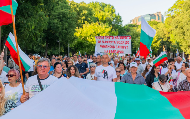 НА ЖИВО Пореден протест в София срещу еврото, правят палатков лагер