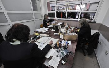 Администрацията се раздува, но работи постарому